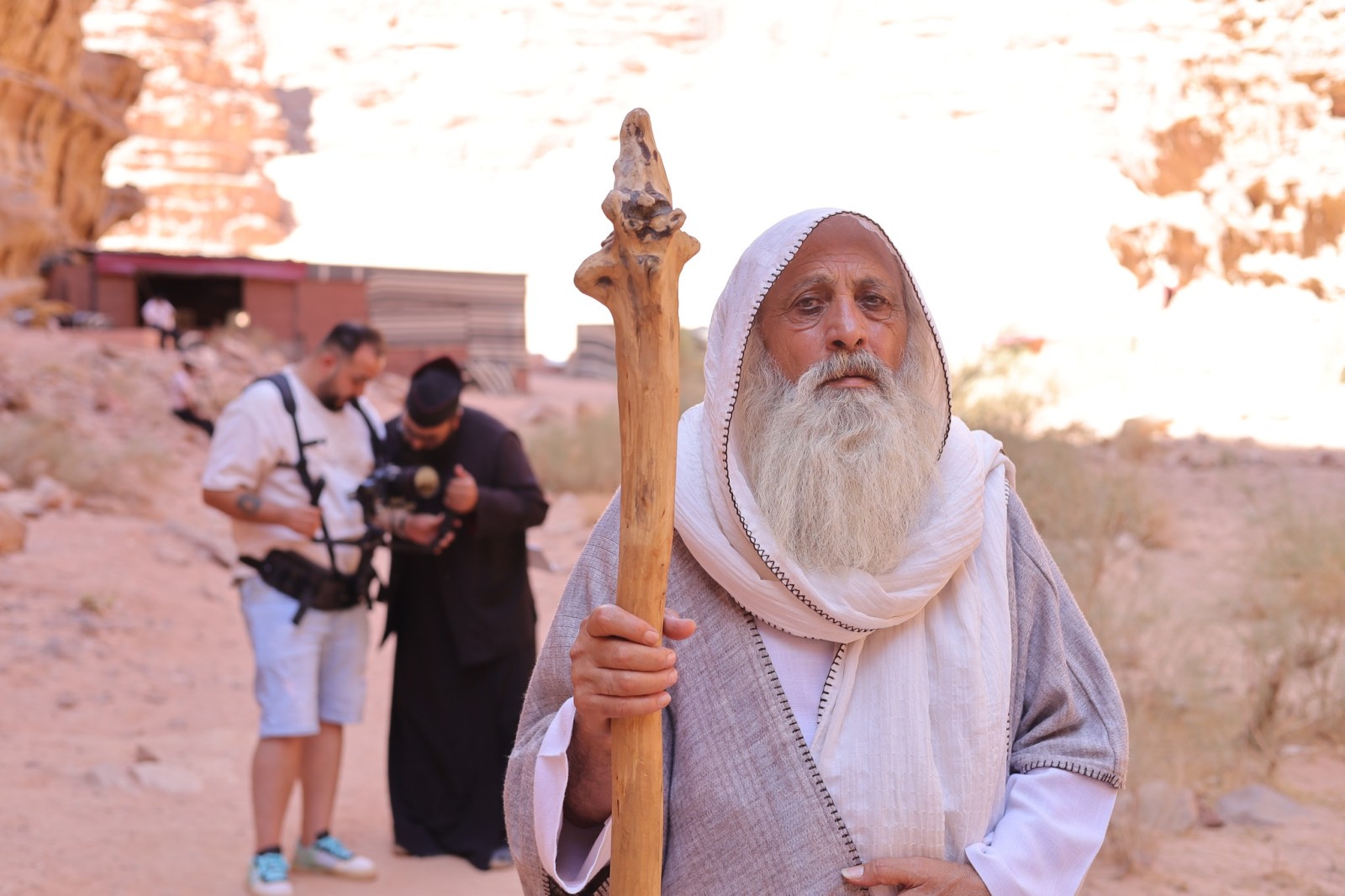 فريقُ المحطّة الأرثوذكسيّة يُنهي تصويرَ فيلم "جوهرةُ الصّحراءِ - ديرُ سانت كاترينا"