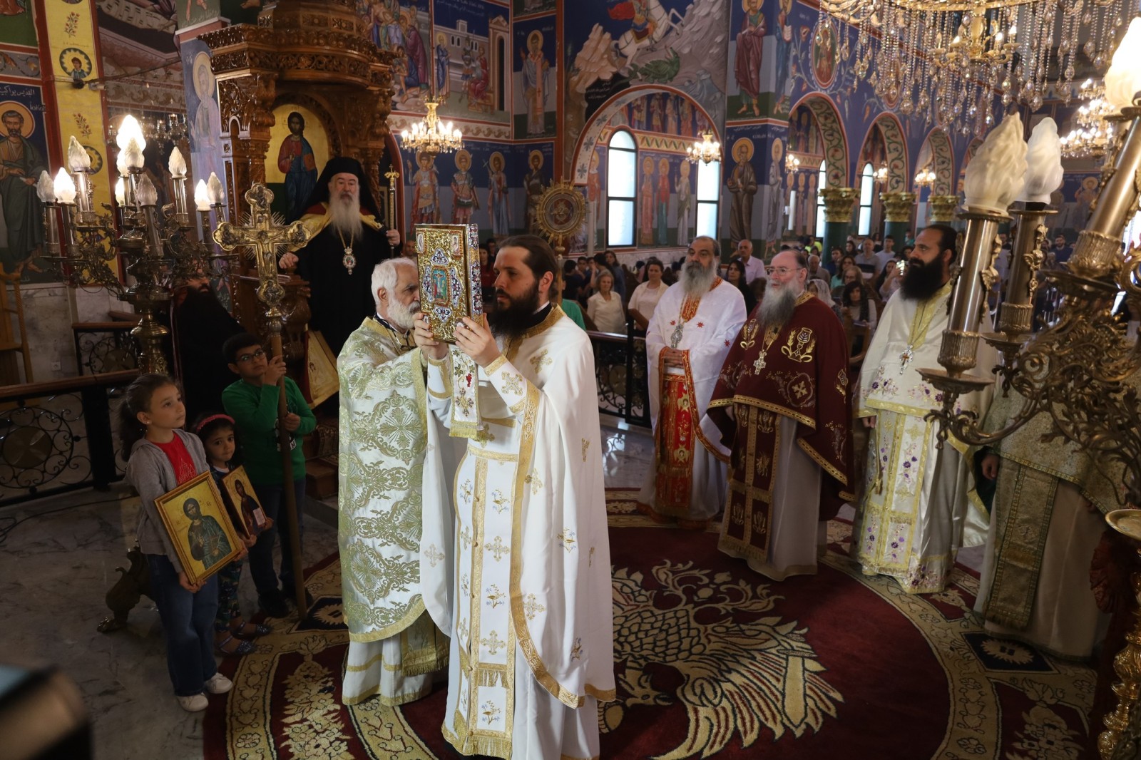 حضنُ المسيحِ مفتوحٌ من أجلِ العائلة